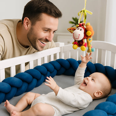 tour-de-lit-tresse-protection-barreaux-pare-chocs-papa-enfant-heureux