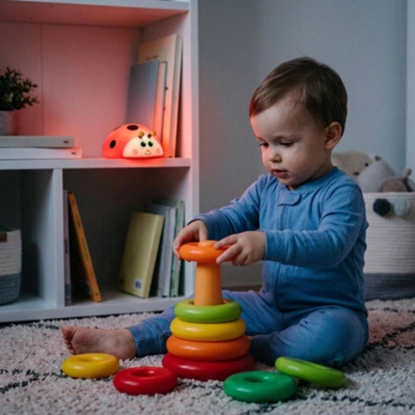 veilleuse-bébé-enfant-joue-salle-de-jeux