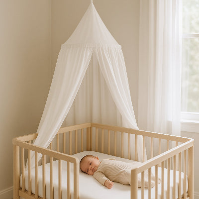 ciel-de-lit-bébé-blanc-minimalisme-sommeil-paisible