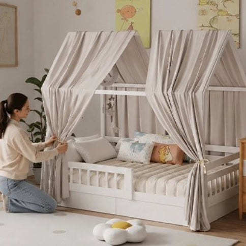 Ciel-de-lit-beige-maman-installe-chambre-enfant