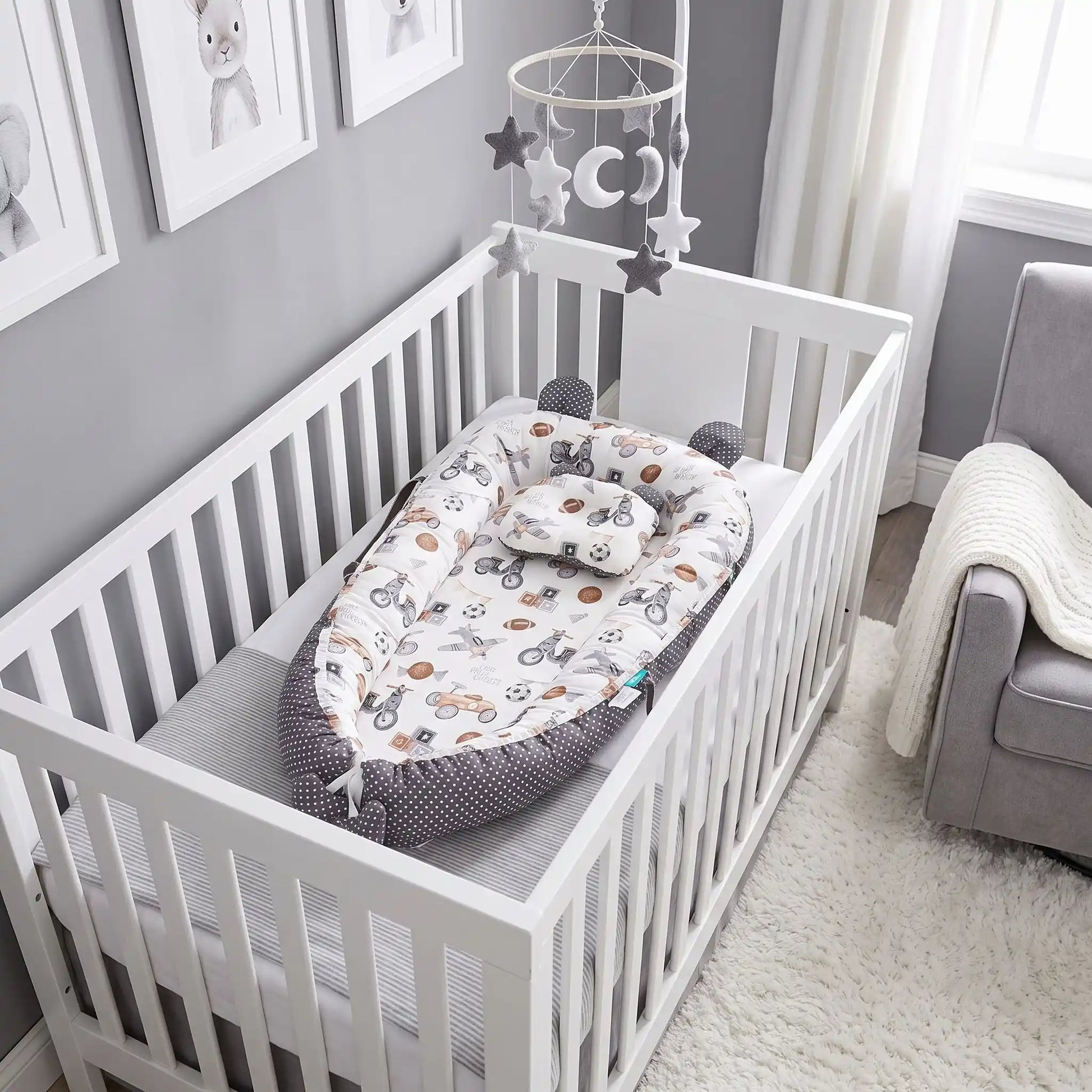 cocon douillet gris blanc dans lit de bébé chambre minimaliste