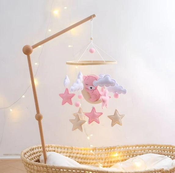 mobile-lit-bébé-accroché-berceau-guirlande-lumineuse-chambre-enfant