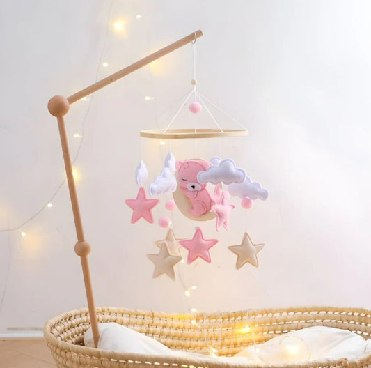 mobile-lit-bébé-accroché-berceau-guirlande-lumineuse-chambre-enfant