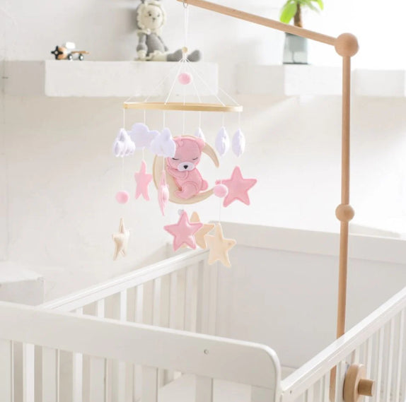 mobile-lit-bébé-accroche-lit-à-barreaux-chambre-fille