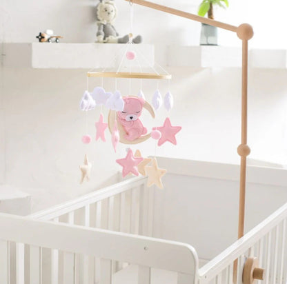 mobile-lit-bébé-accroche-lit-à-barreaux-chambre-fille