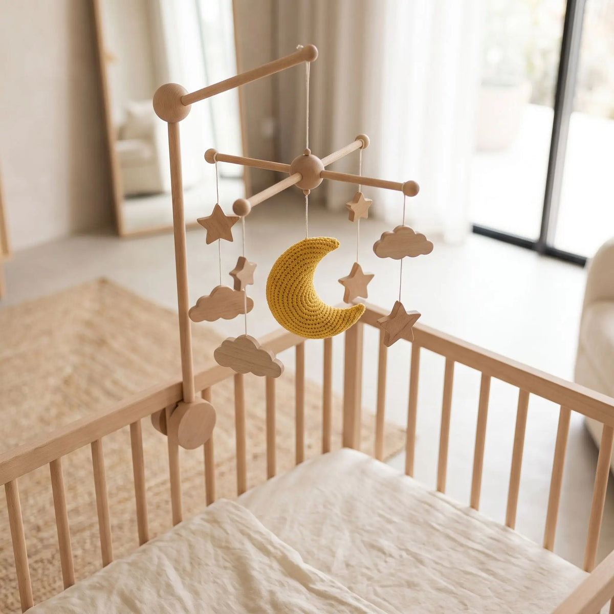 mobile-lit-bébé-rose-jaune-lit-à-barreaux