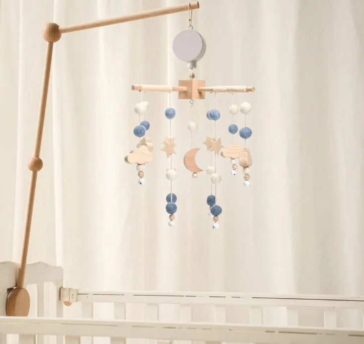 mobile-pour-bébé-chambre-bois-lit-à-barreaux
