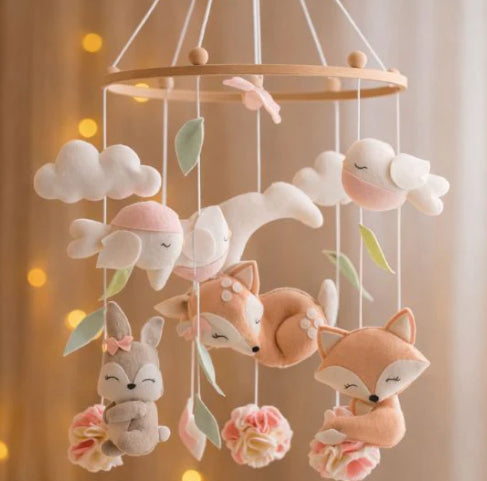 mobile-pour-bébé-feutrine-bois-naturel-renards-lapins-oiseaux-rose