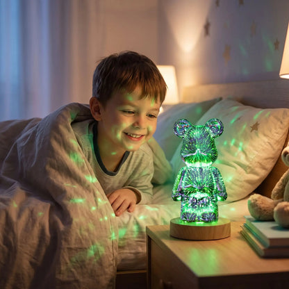 ours veilleuse garcon lit soir regarde lampe verte souriant