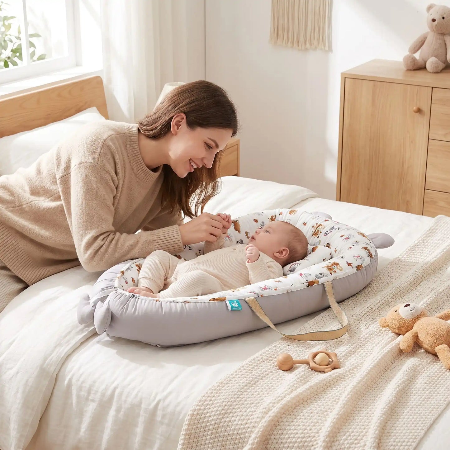 réducteur de lit cododo maman joue avec bébé lit adulte