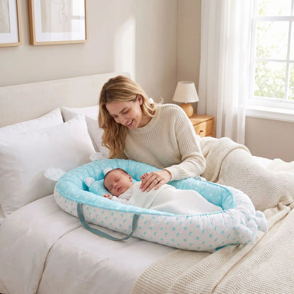 réducteur-de-lit-maman-regarde-bébé-dormir-sur-lit-d_adulte