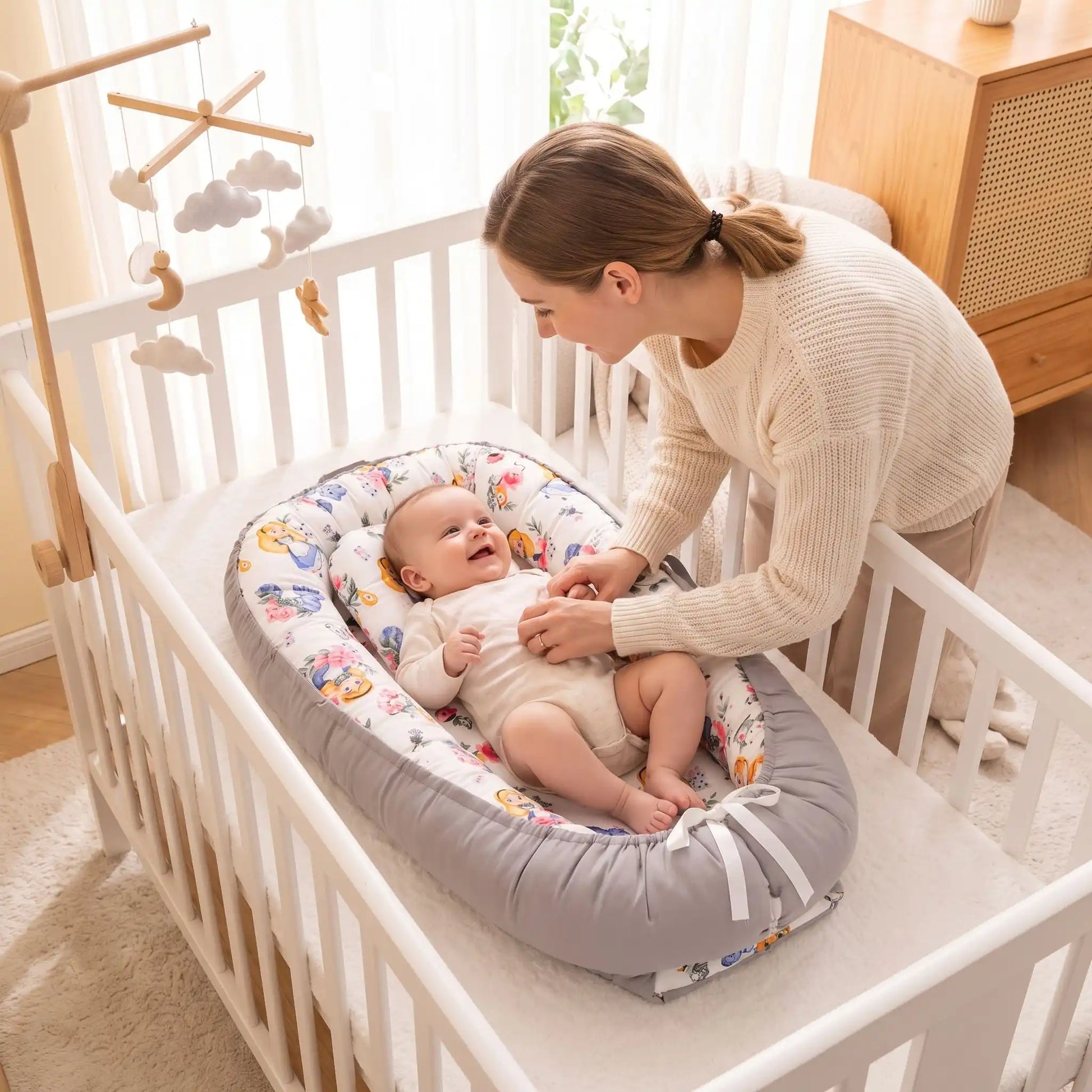reducteur-de-lit-respirant-bébé-allongé-maman-joue-avec-enfant