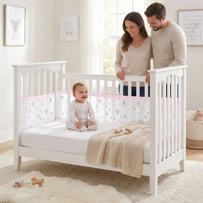 tour-de-lit-à-barreaux-maman-papa-regarde-bébé-sourire